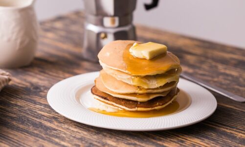 Zdrowe fit pancakes z maślanki – przepis na pyszne śniadanie